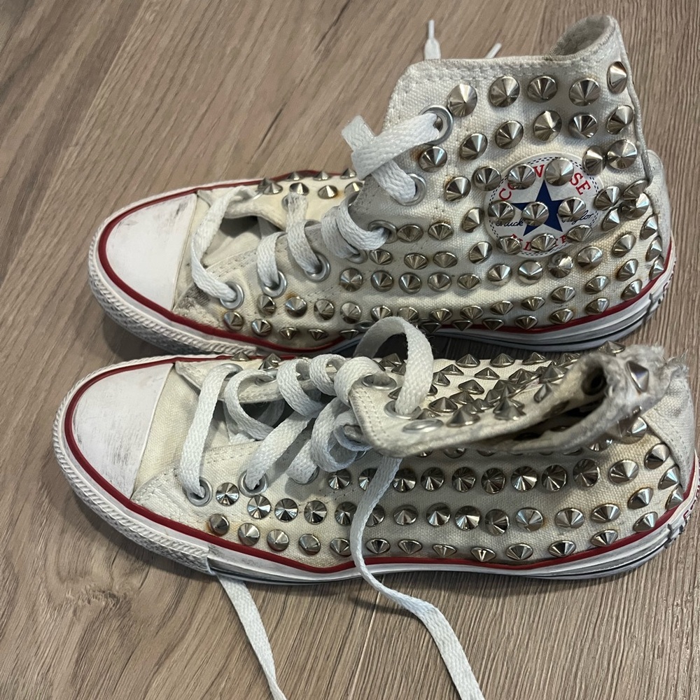 Good used condition studded converse sneakerss hi tops size 6 size 36.5